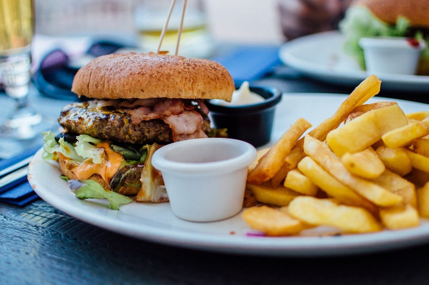 Uma Rede De Hamburgueria Tem Três Franquias Em Cidades Distintas